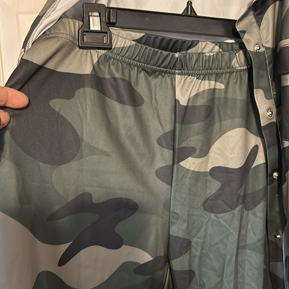 So cute camouflage pants and jacket shirt set size lg but runs smaller in size - Picture 8 of 8